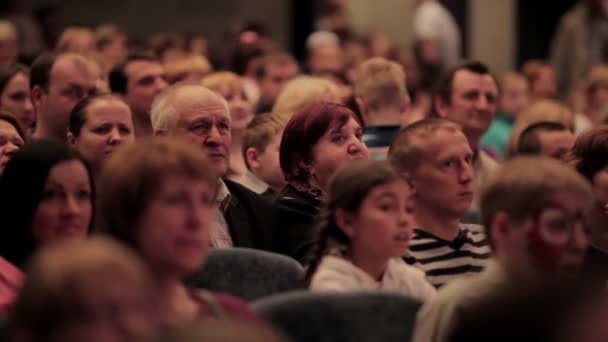 Folk tittar på show med stor uppmärksamhet — Stockvideo