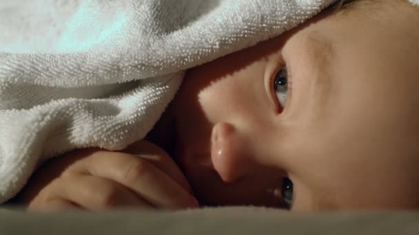 Niño cubierto con la toalla — Vídeos de Stock