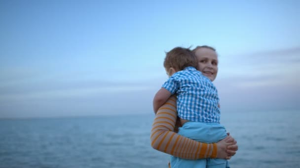 Doce família junto ao mar — Vídeo de Stock