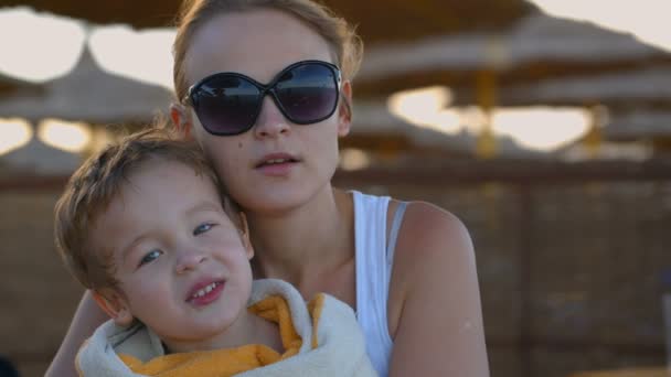 Preciosa familia en la playa — Vídeos de Stock