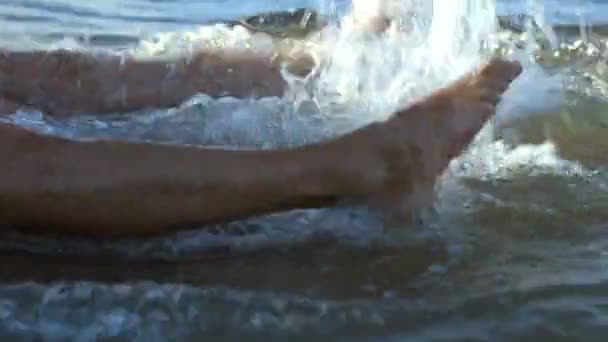 Splashing feet in the sea — Stock Video