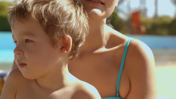 Mutter und Sohn im Urlaub — Stockvideo