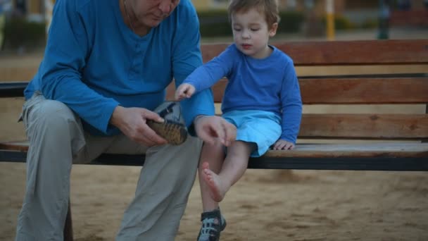 Niño y su abuelo — Vídeos de Stock