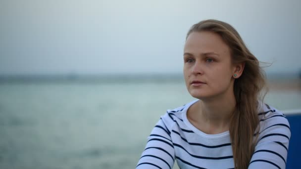 Mulher atenciosa junto ao mar — Vídeo de Stock