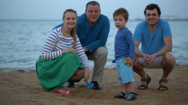 Ευτυχισμένη οικογένεια στην παραλία — Αρχείο Βίντεο