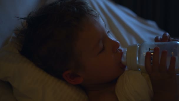Yatmadan önce süt içme çocuk — Stok video