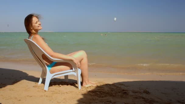 Prendere il sole sulla spiaggia — Video Stock