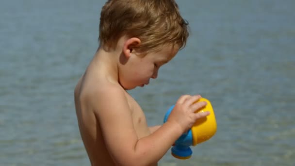 Descanso familiar en la playa — Vídeo de stock