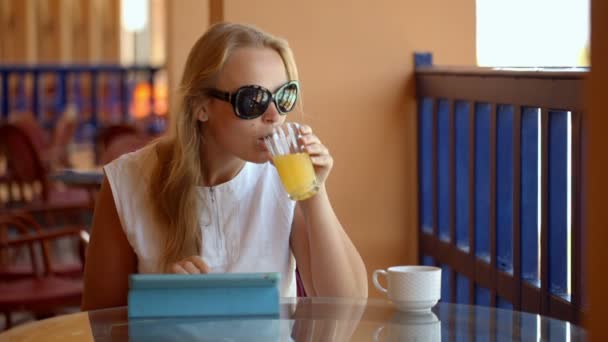 Femme au café avec tablet pc — Αρχείο Βίντεο