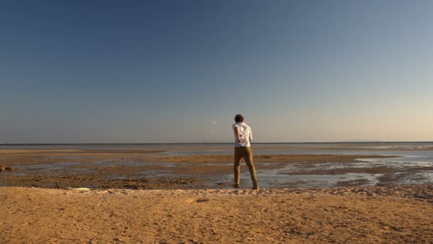 Un homme heureux s'enfuit — Video