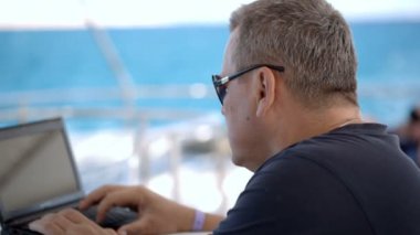 deniz seyahat sırasında dizüstü kullanarak
