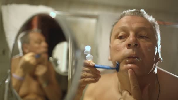 Mann rasiert sich — Stockvideo