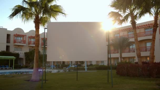 Odblaski słońca za puste billboard miejskich — Wideo stockowe