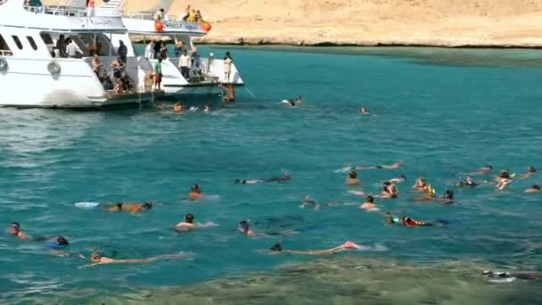 Gente nadando cerca del yate — Vídeo de stock