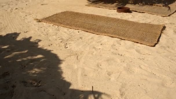 Playa vacía y mar con yates — Vídeo de stock