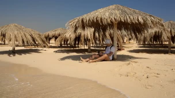 Stoppa på stranden för att ha en videochatt — Stockvideo