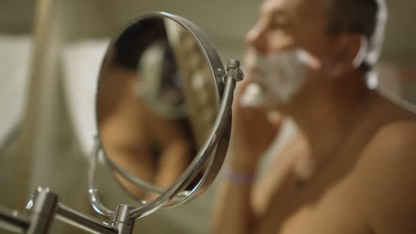Człowiek przygotowuje się do golenia — Wideo stockowe