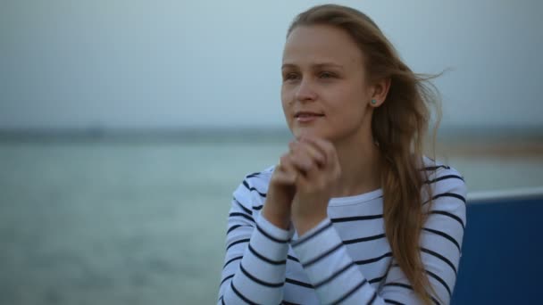 Mujer con mirada melancólica — Vídeos de Stock