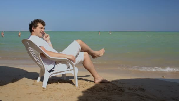 Telefon samtal på stranden — Stockvideo