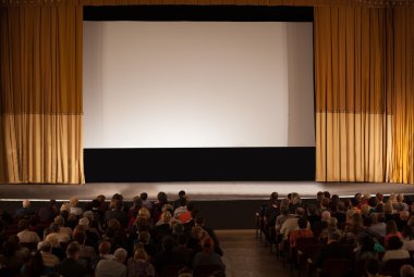 Seyirciler arasında beyaz sinema ekran önünde bir konferans salonu