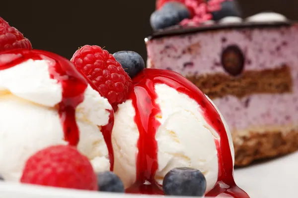 Vanilla ice cream with fresh raspberries — Stock Photo, Image
