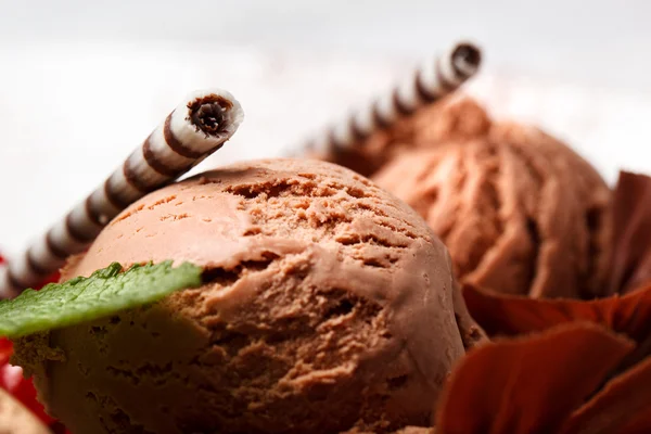 Sorvete de chocolate com biscoitos wafer listrados — Fotografia de Stock