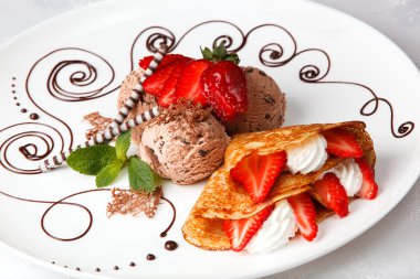 çilek ve krema ile dondurma pancake