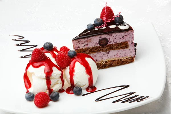 Helado de vainilla con bayas y pastel — Foto de Stock