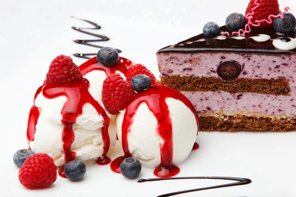 Berry sos ve taze meyve vanilyalı dondurma — Stok fotoğraf