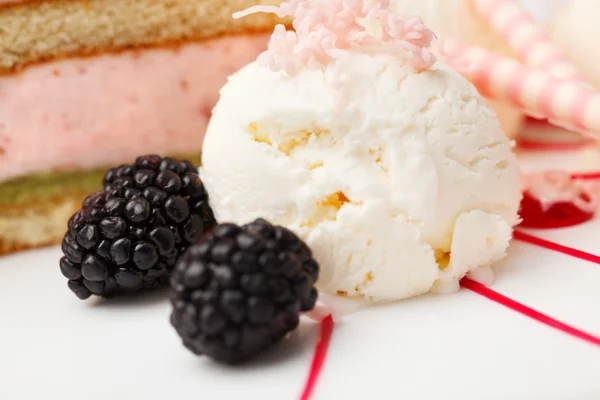 Vanilla ice cream with blackberries — Stock Photo, Image