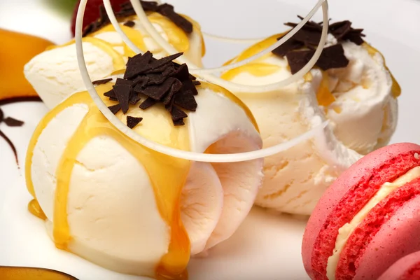 Gourmet vanilla ice cream with macaroons — Stock Photo, Image