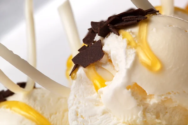 Gelato alla vaniglia con miele e cioccolato — Foto Stock