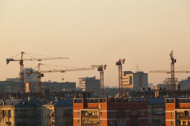 Gün batımında şehir manzarası