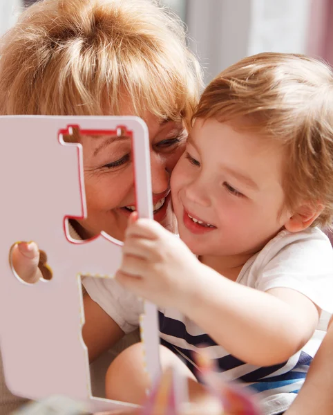 Mormor njuta av tiden med sitt barnbarn — Stockfoto