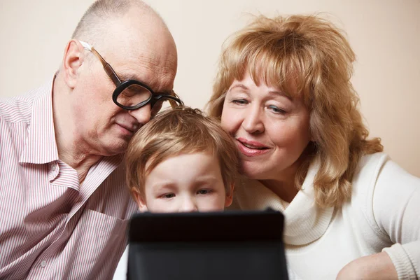 Tiempo en familia con touchpad — Foto de Stock