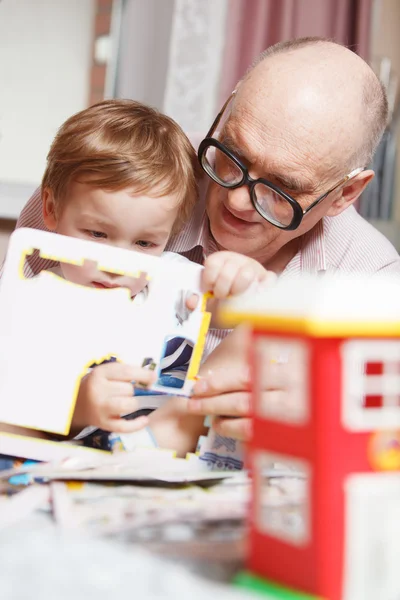 Opa en zijn kleinzoon spelen — Stockfoto