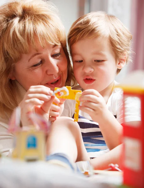 Grand-mère jouant avec son petit-fils — Photo