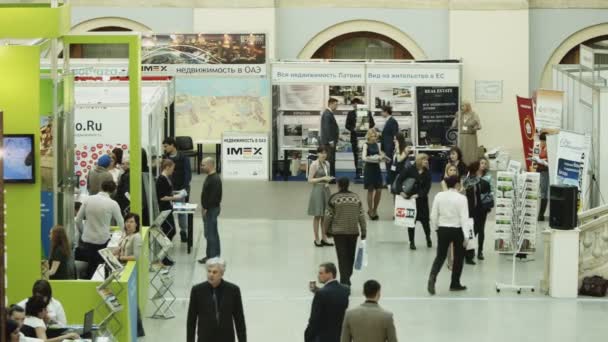 Fastigheter expo i Moskva — Stockvideo