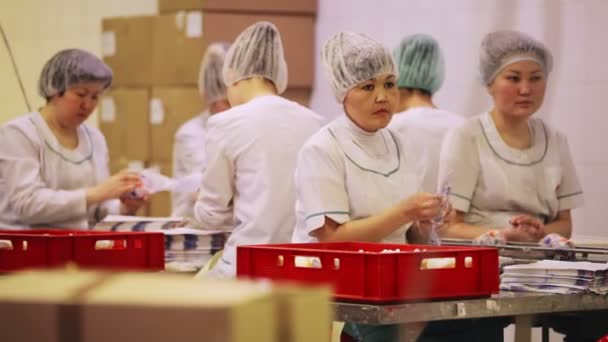 Verpackung von Eis in der Milchfabrik — Stockvideo