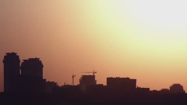 Kaunis auringonlasku kaupungissa — kuvapankkivideo