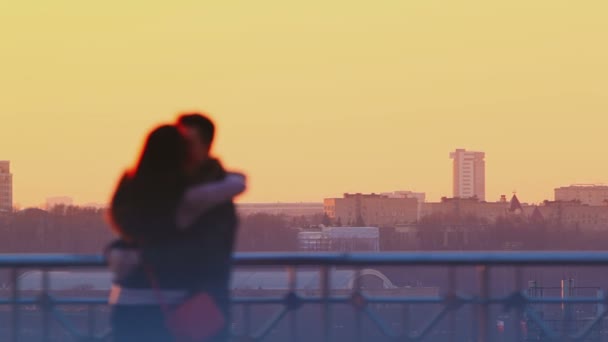 Jovem casal beijando ao pôr do sol — Vídeo de Stock