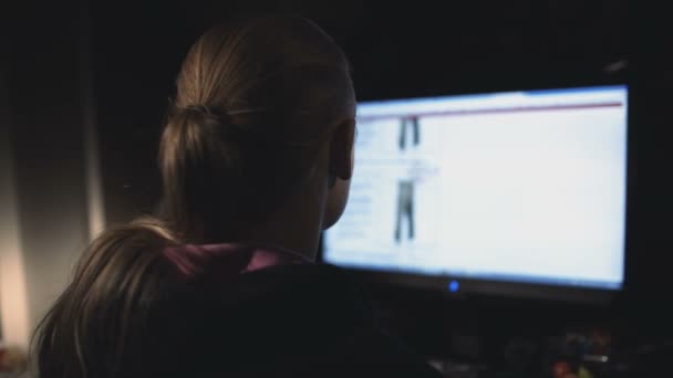 Mujer trabajando con PC — Vídeo de stock