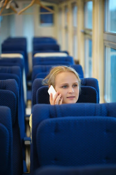 Donna seduta su un treno che parla sul suo cellulare — Foto Stock