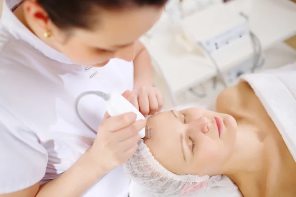 Ultrasonic face cleaning at the beauty spa — Stock Photo, Image