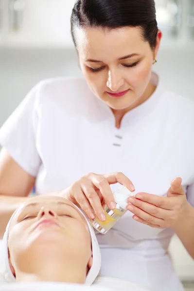 Kosmetikerin wird Gesichtskosmetik anwenden — Stockfoto