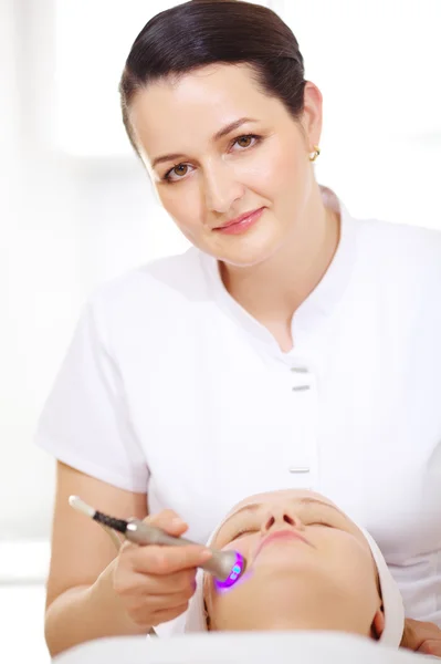 Cosmetician fazendo procedimento de elevação — Fotografia de Stock