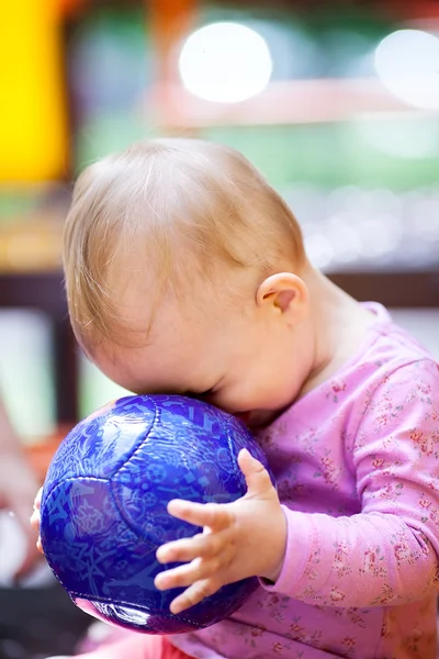 Söta lilla barnet leker med en boll — Stockfoto