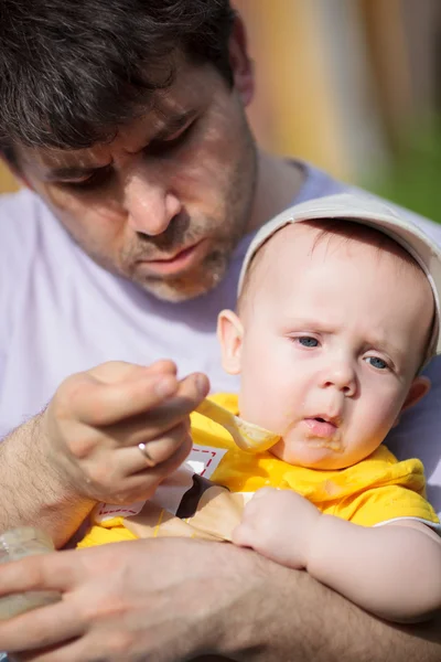 Padre che cerca di nutrire il bambino — Foto Stock