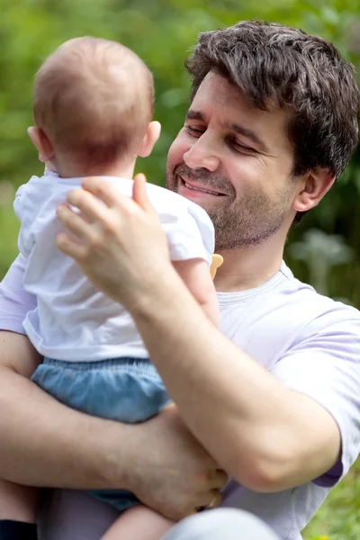 Padre amorevole che porta in grembo suo figlio — Foto Stock