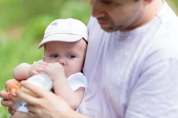 Père nourrissant son bébé du biberon — Photo